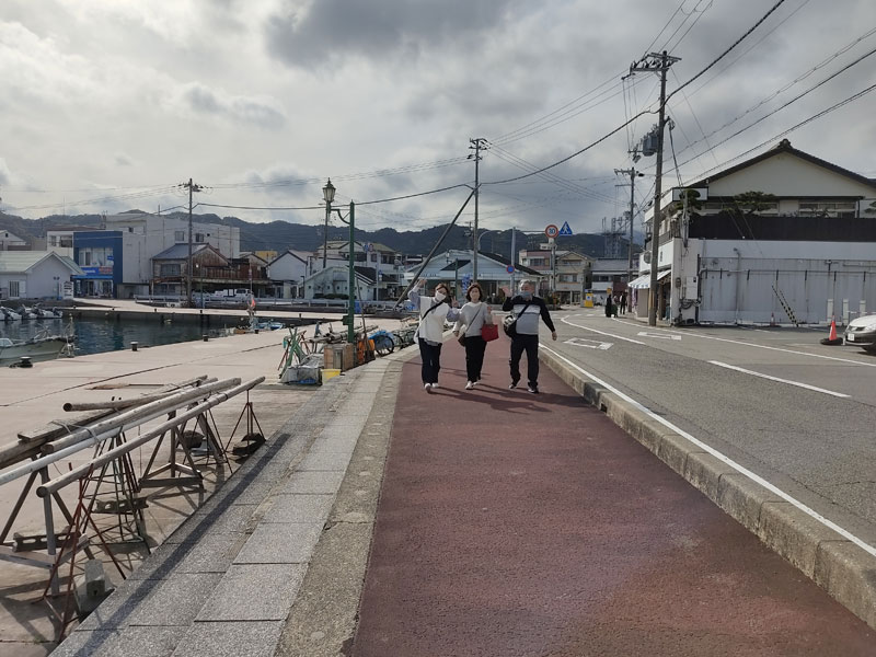 中の島の船着き場勝浦港